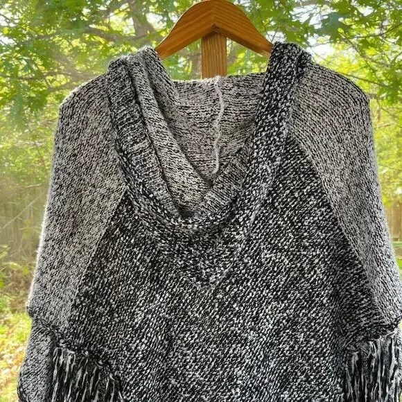 Steve Madden Women's Black And White Fringe Trim Poncho OSFM. NEW WITH DEFECTS - Picture 3 of 10
